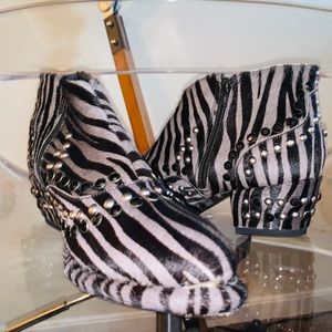 😍SHOWSTOPPER FREEPEOPLE STUDDED ZEBRA 🦓 BOOTS‼️